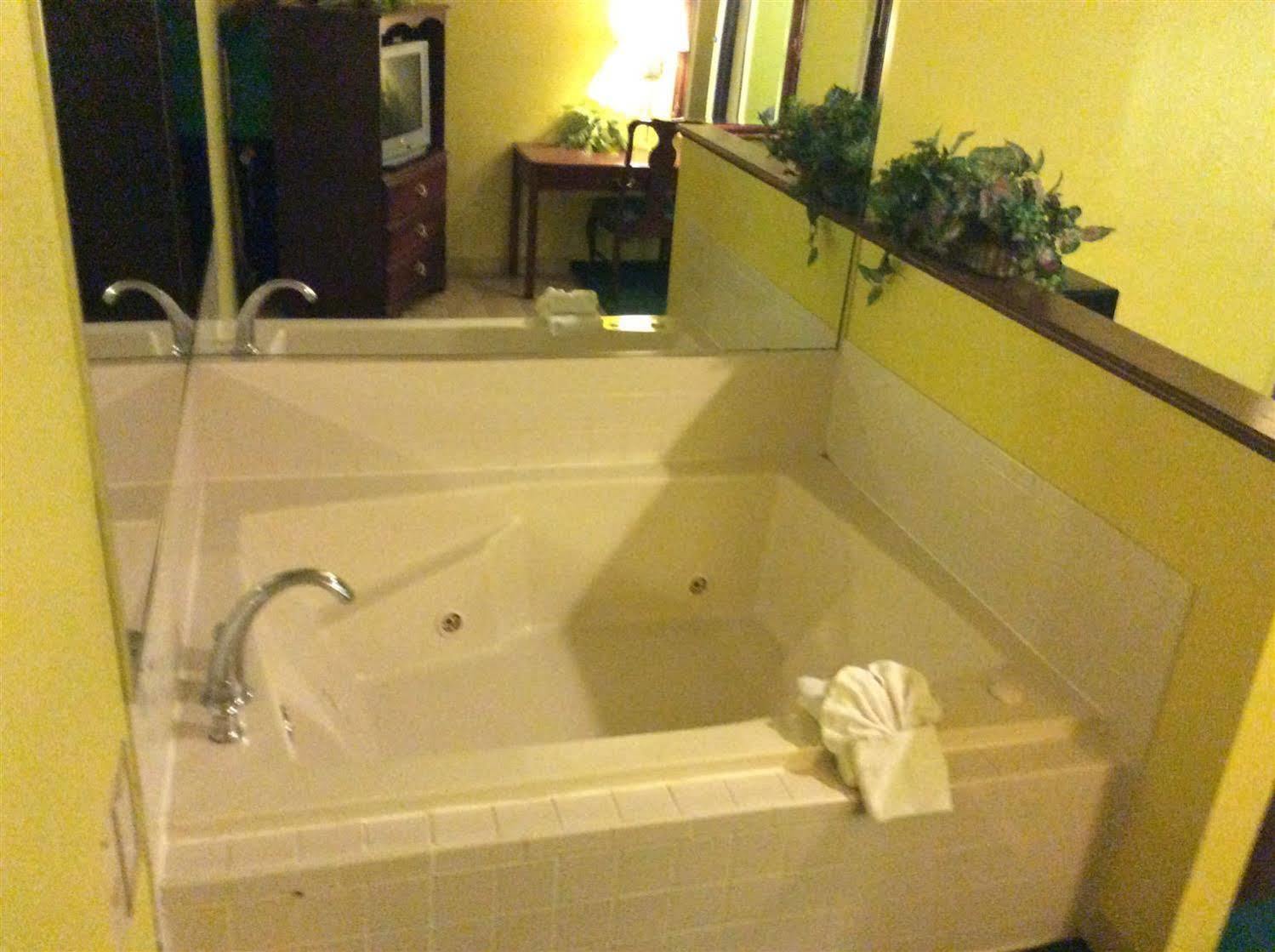 Jameson Inn & Suites Bowling Green Buitenkant foto